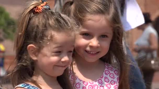Hermanas lindas niños pequeños — Vídeo de stock