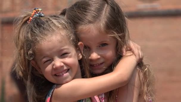 Crianças abraçando meninas ou irmãs — Vídeo de Stock