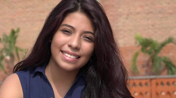 Genç Latin Kız Gülümseyerek — Stok fotoğraf