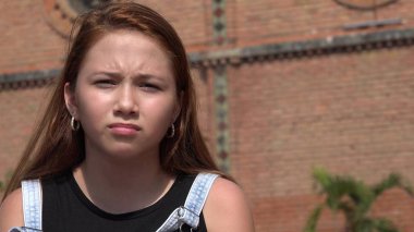 Üzgün kız heyecanlı hissediyorum