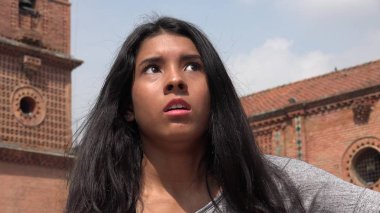 Kafası karışır veya ürküyor kız