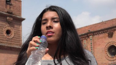 Sıcak kız şişe su içme