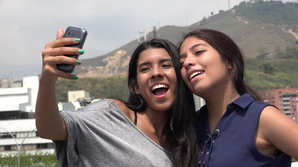 Adolescente Amigos Sexo Feminino Tomando Selfie — Fotografia de Stock