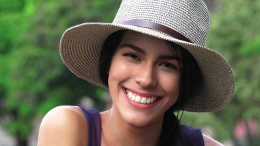 gülümseyen mutlu güzel kız