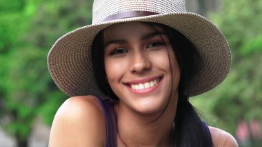 Gülümseyen insanlar ve mutlu bir insan