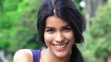 Gülümseyen ve mutlu kişi