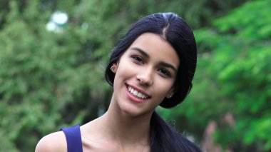 Çok güzel mutlu gülümseyen bir insan