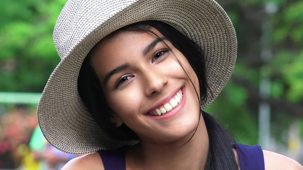 Feliz Sorrindo Feminino Adolescente — Fotografia de Stock