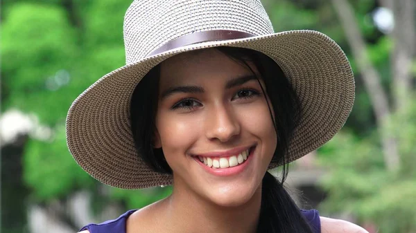 Carino Felice Sorridente Giovanissima Ragazza Con Cappello — Foto Stock