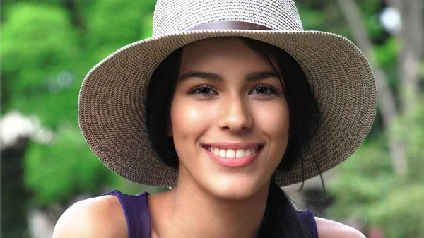 Sonriente Adolescente Chica Con Sombrero —  Fotos de Stock
