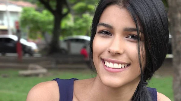 Sonriente Adolescente Chica Los Suburbios — Foto de Stock