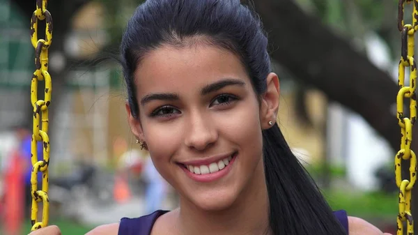 Adolescente Menina Balanço — Fotografia de Stock