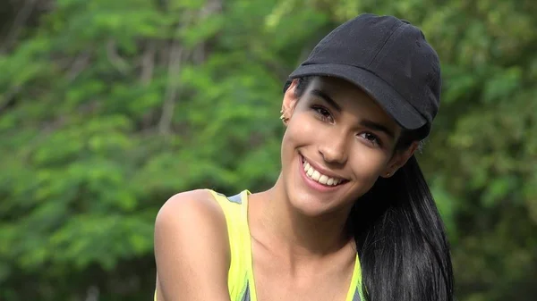 Sorrindo Feliz Adolescente Menina Vestindo Boné Beisebol — Fotografia de Stock