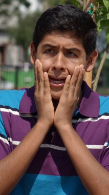 Şok veya ürküyor genç çocuk