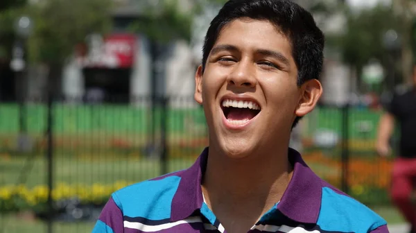 Foto Van Een Tiener Latino Jongen — Stockfoto