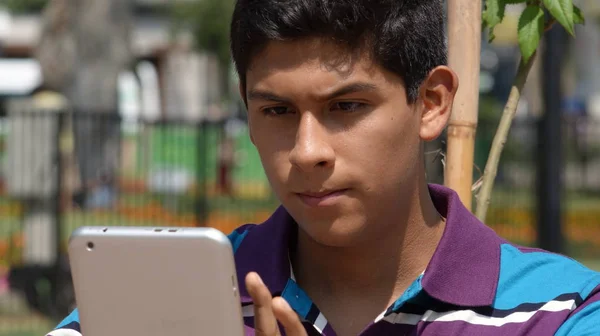 Ernstige tiener jongen met behulp van Tablet PC — Stockfoto