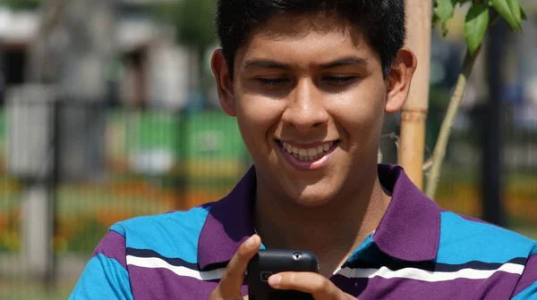 Adolescente Menino Usando Smartphone — Fotografia de Stock