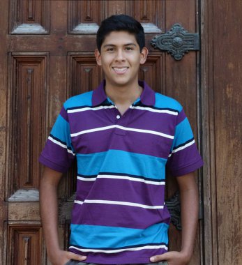 Kendine güvenen genç çocuk