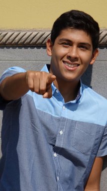 teen boy gösteriyor