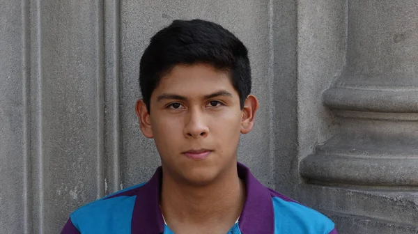 Ciddi İspanyol genç çocuk