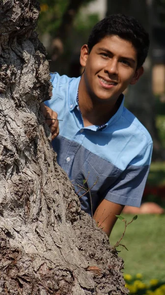 Adolescente menino fora — Fotografia de Stock