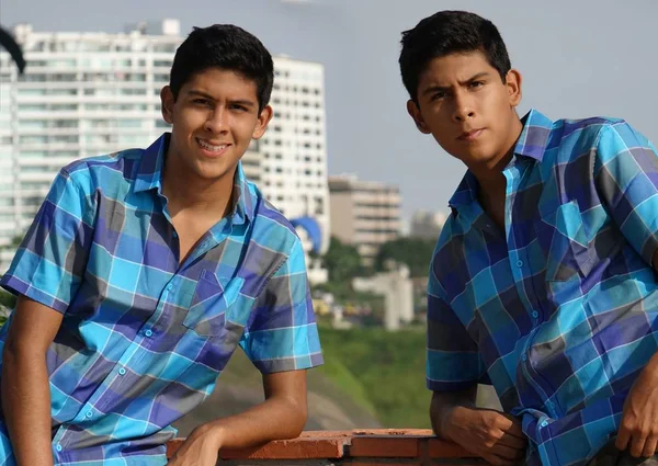 Adolescente chico posando como gemelo hermanos —  Fotos de Stock
