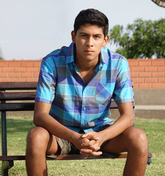 Adolescente hispânico menino sentado — Fotografia de Stock