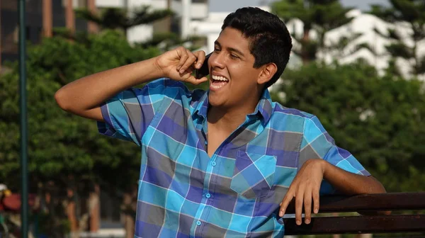 Feliz Adolescente Chico Hablando Teléfono Celular —  Fotos de Stock