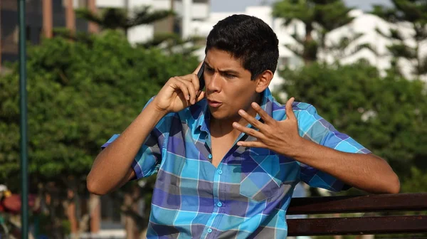 Vred teenager dreng telefonopkald - Stock-foto
