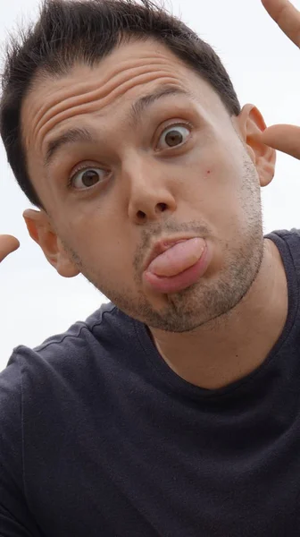Legrační obličej muže trčí jazyk — Stock fotografie