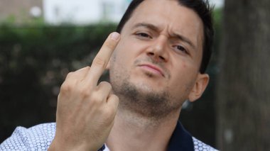 Saldırgan kızgın adam orta parmak