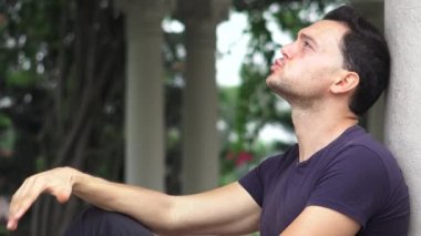 Endişeli veya endişeli adam