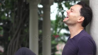 Mutlu bir adam kahkaha ve hayal