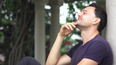 Adam mutlu o zaman üzgün