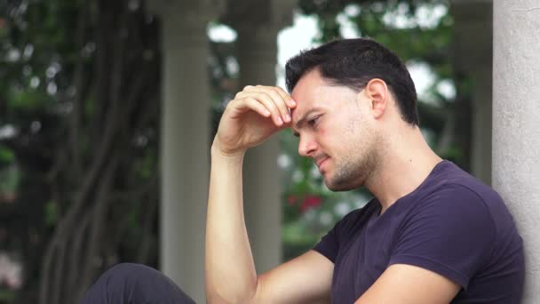 Man met verdriet, huilen van woede en Stress — Stockvideo