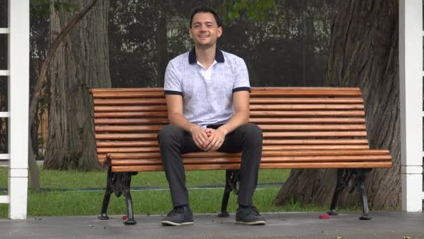 Homem feliz sentado no banco — Vídeo de Stock