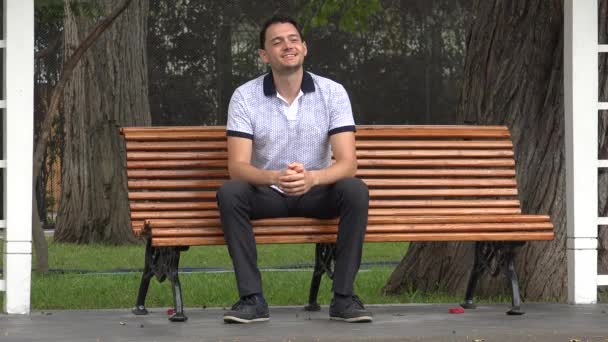 Hombre disfrutando de la naturaleza — Vídeo de stock