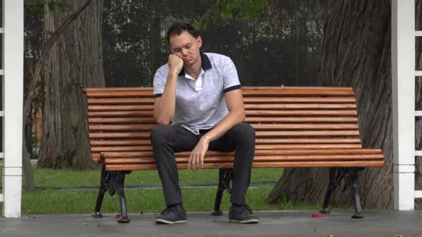 孤独的人在公园的长椅上 — 图库视频影像