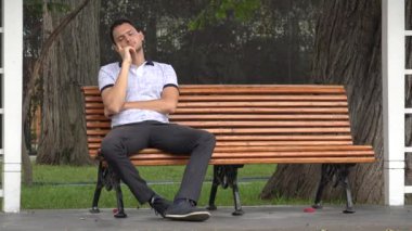 Adam oturma rahat içinde Park