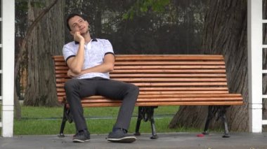 Mutlu adam parkta yalnız hayal