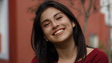 Mutlu gülümseyen kız