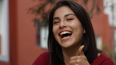 başparmak yukarıya ile mutlu kız