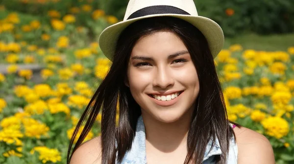 Bella sorridente adolescente femminile durante la primavera — Foto Stock