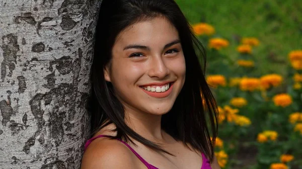 Χαμογελαστά γυναικεία έφηβος εκτός — Φωτογραφία Αρχείου