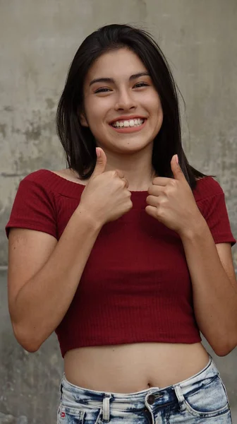 Adolescente feminino polegares para cima — Fotografia de Stock