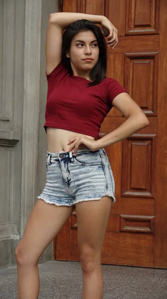 Genç kız ayakta Model poz — Stok fotoğraf