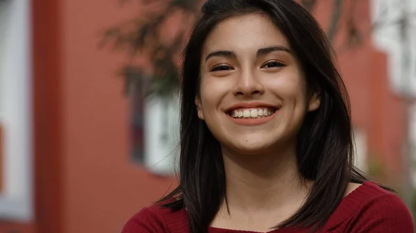 Sorridente giovanissima felice femmina — Foto Stock