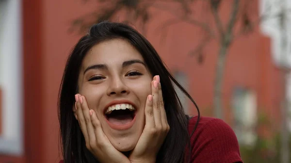 Garota adolescente divertida excitada — Fotografia de Stock