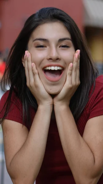 Happy nadšená dospívající dívka — Stock fotografie