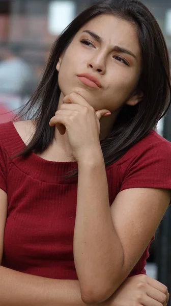 Mulher Adolescente Pensando ou se perguntando — Fotografia de Stock